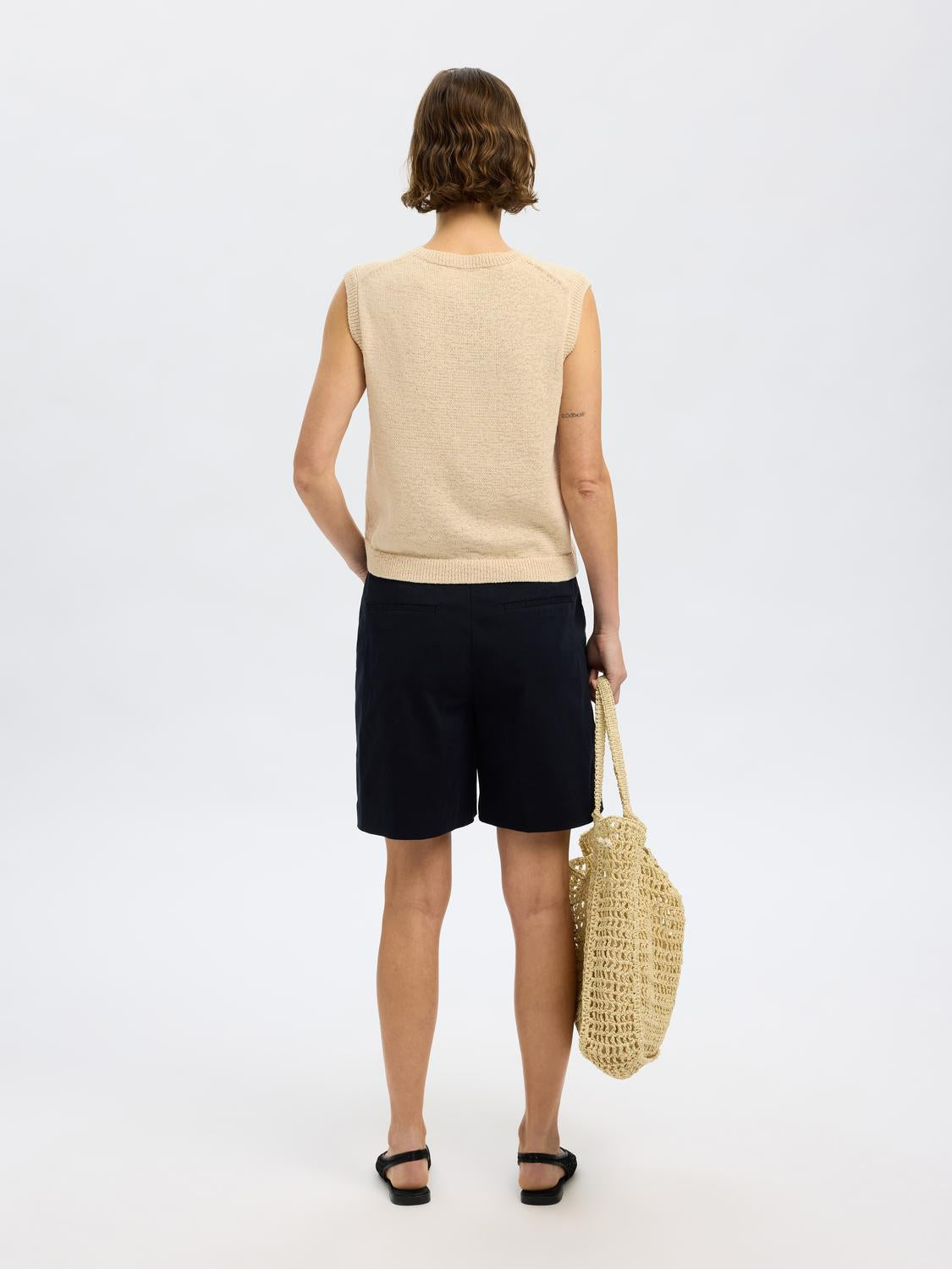 model_shot-back