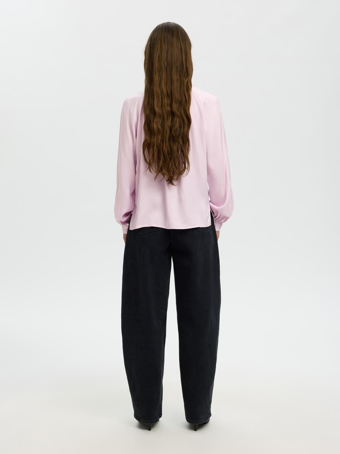 model_shot-back