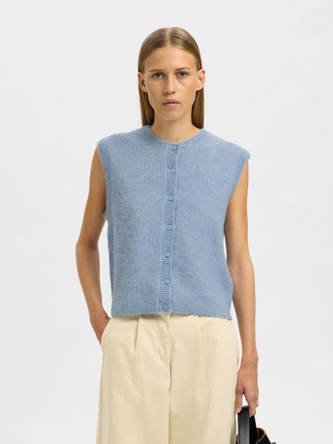 model_shot-front
