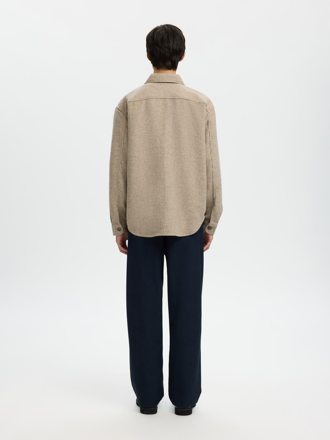 model_shot-back