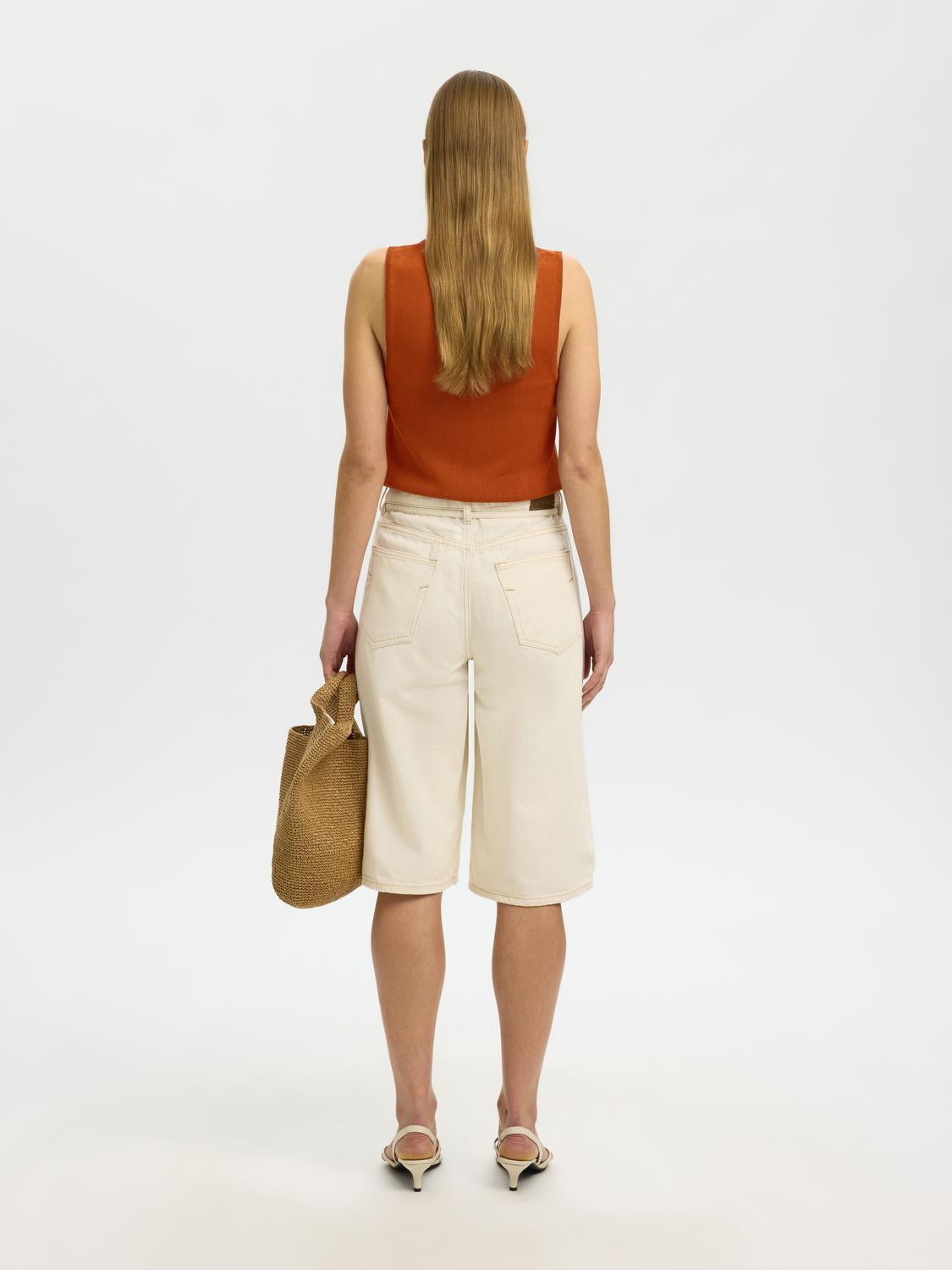 model_shot-back