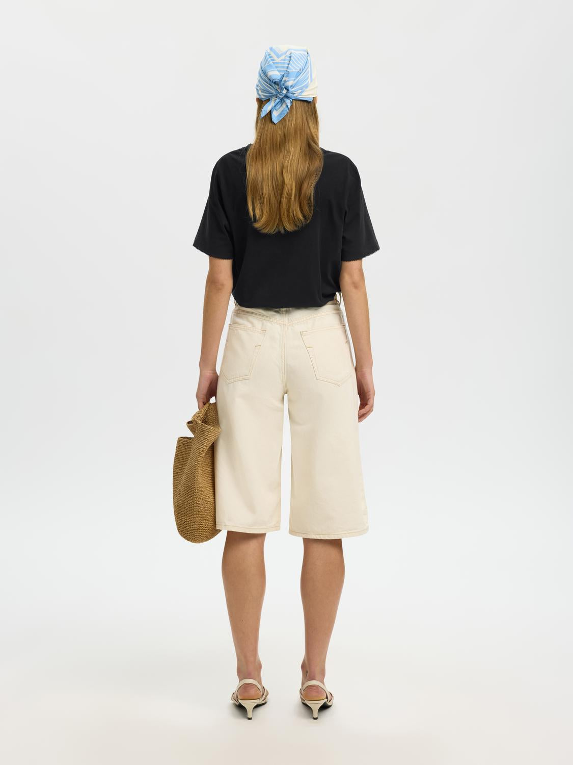 model_shot-back