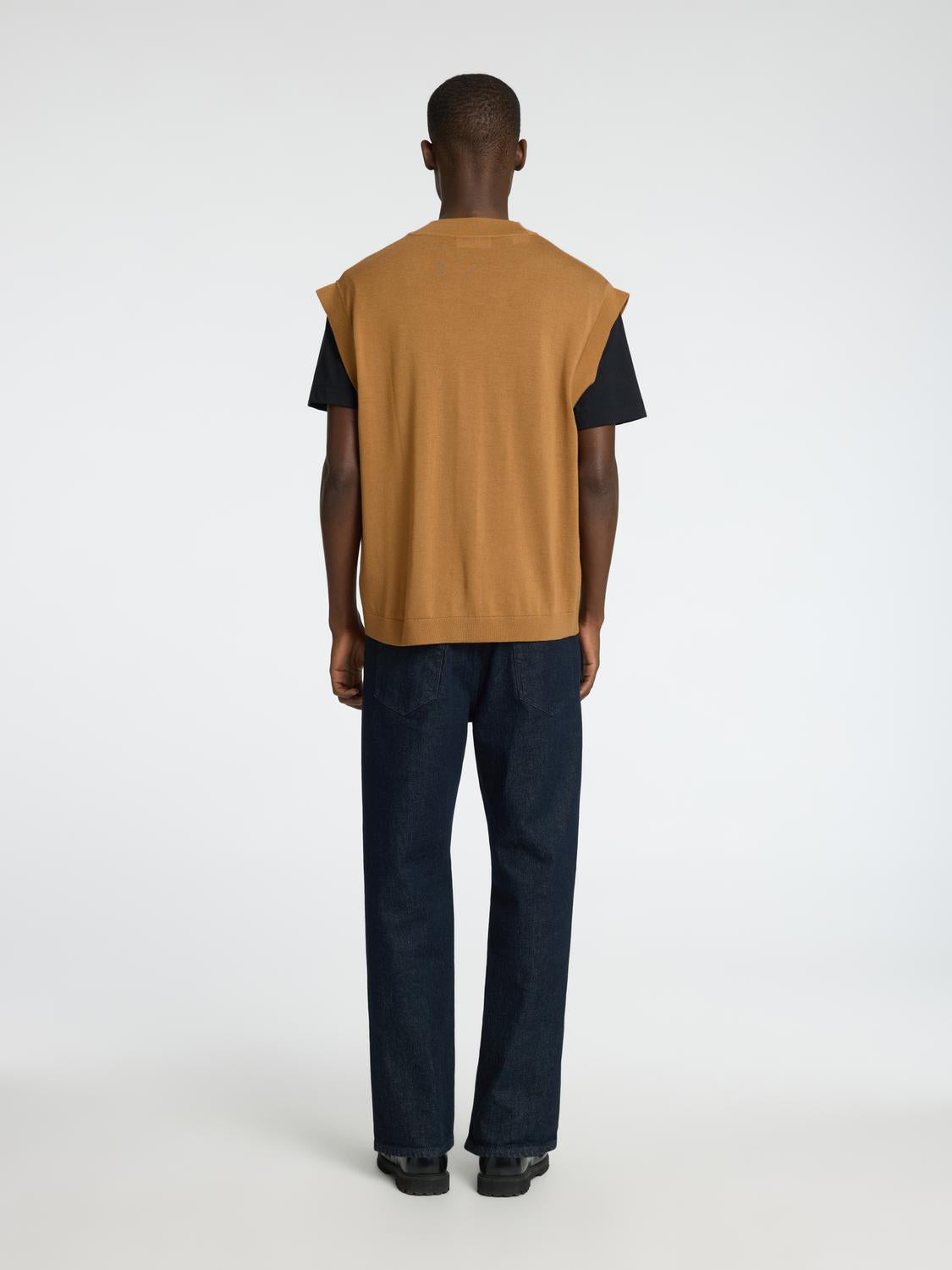 model_shot-back