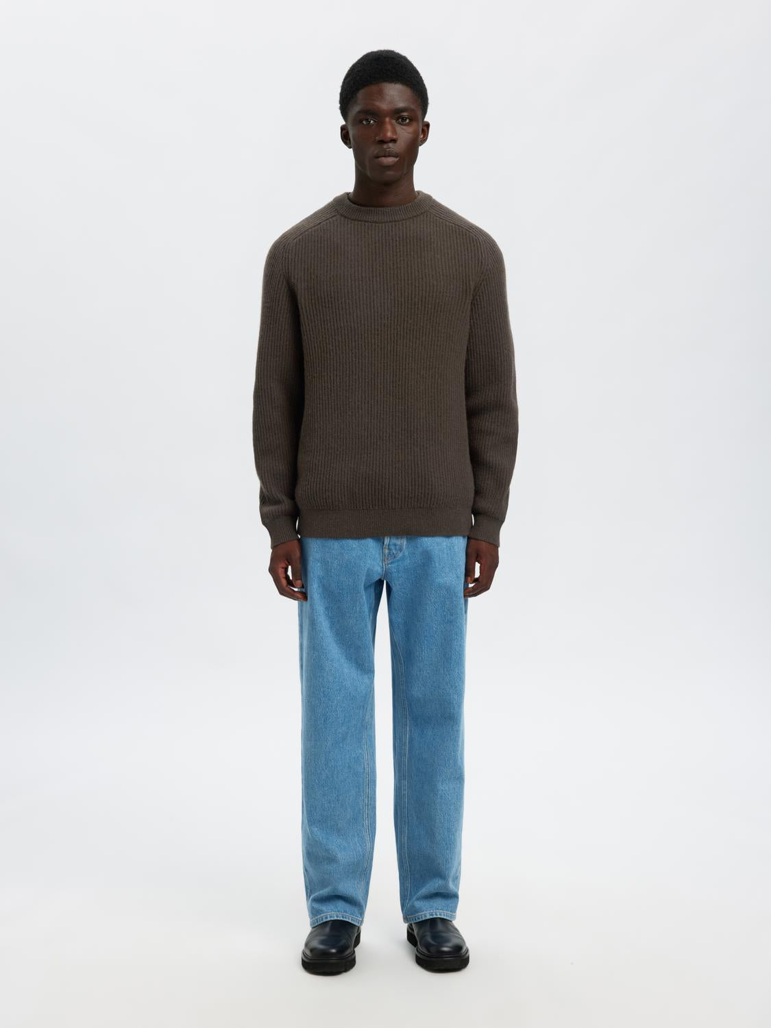 model_shot-front_full
