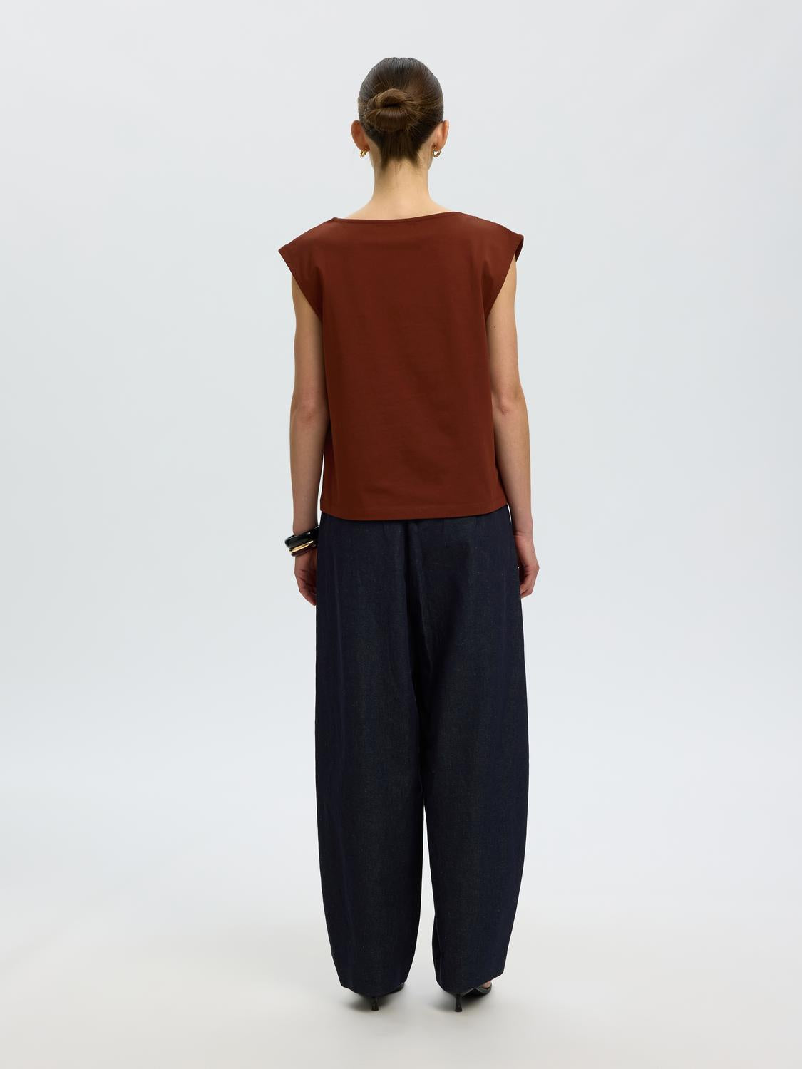 model_shot-back