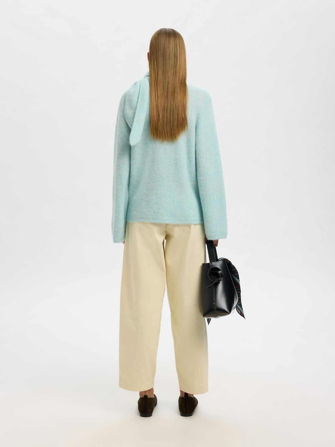 model_shot-back