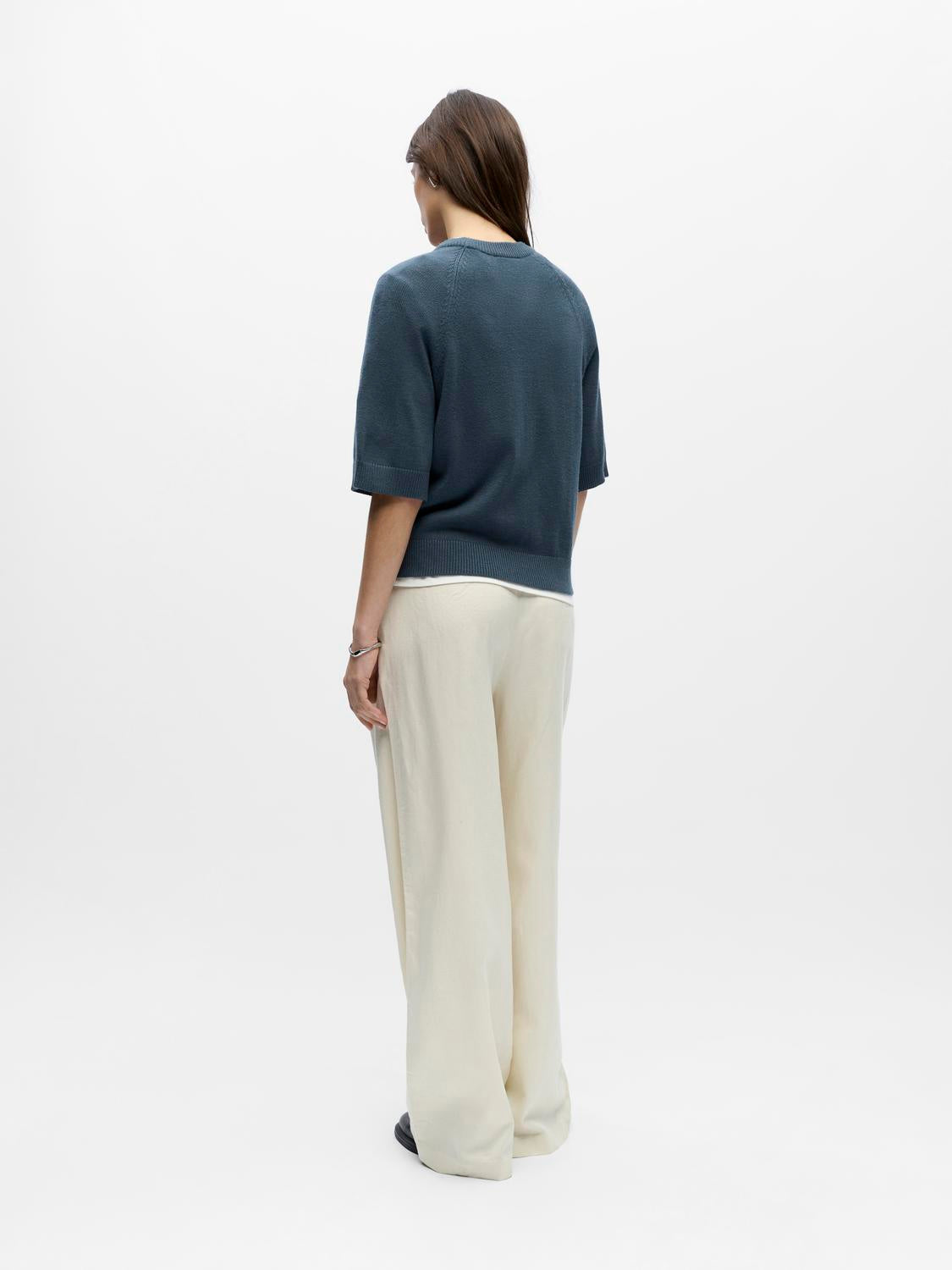 model_shot-back