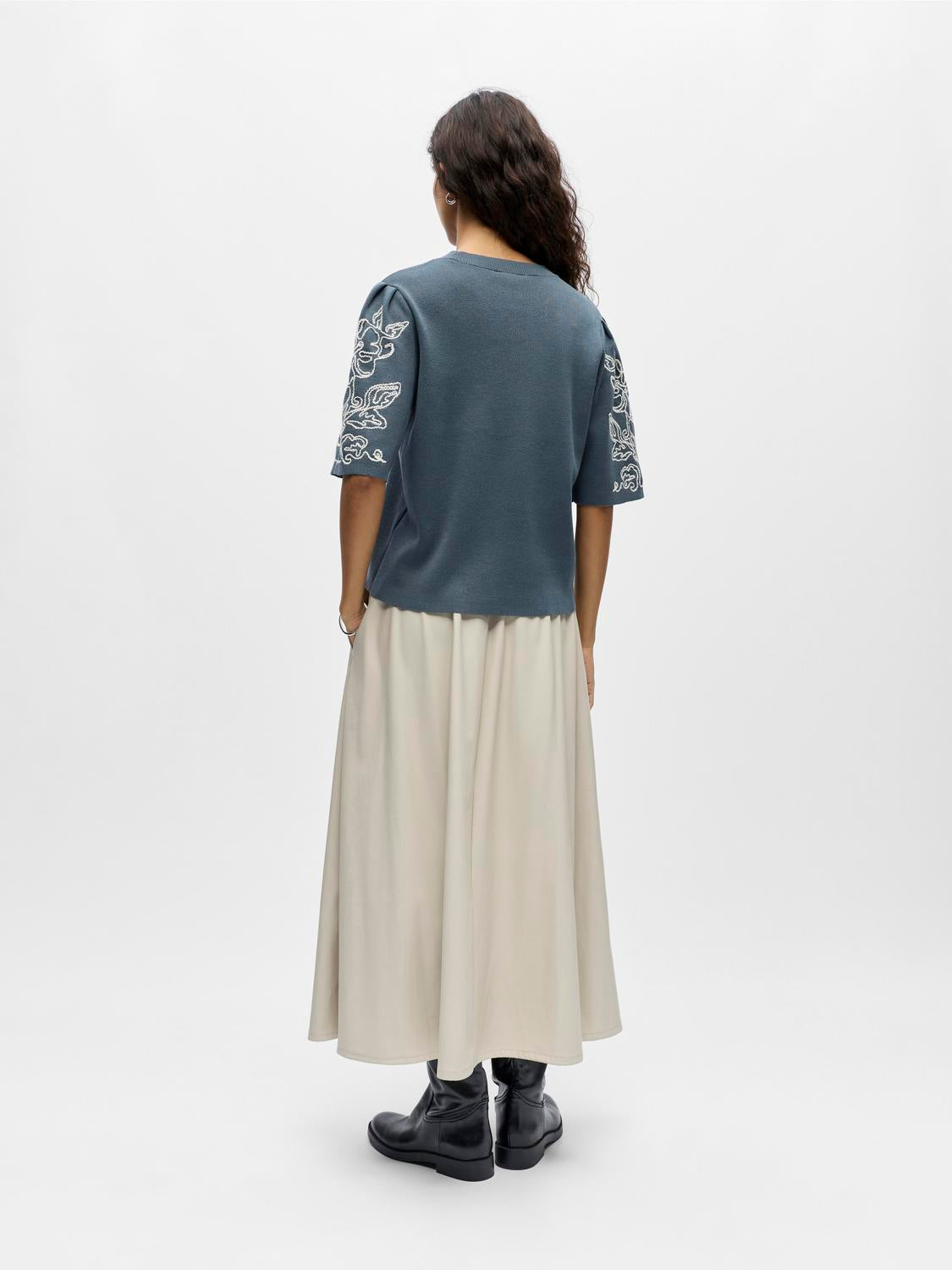 model_shot-back