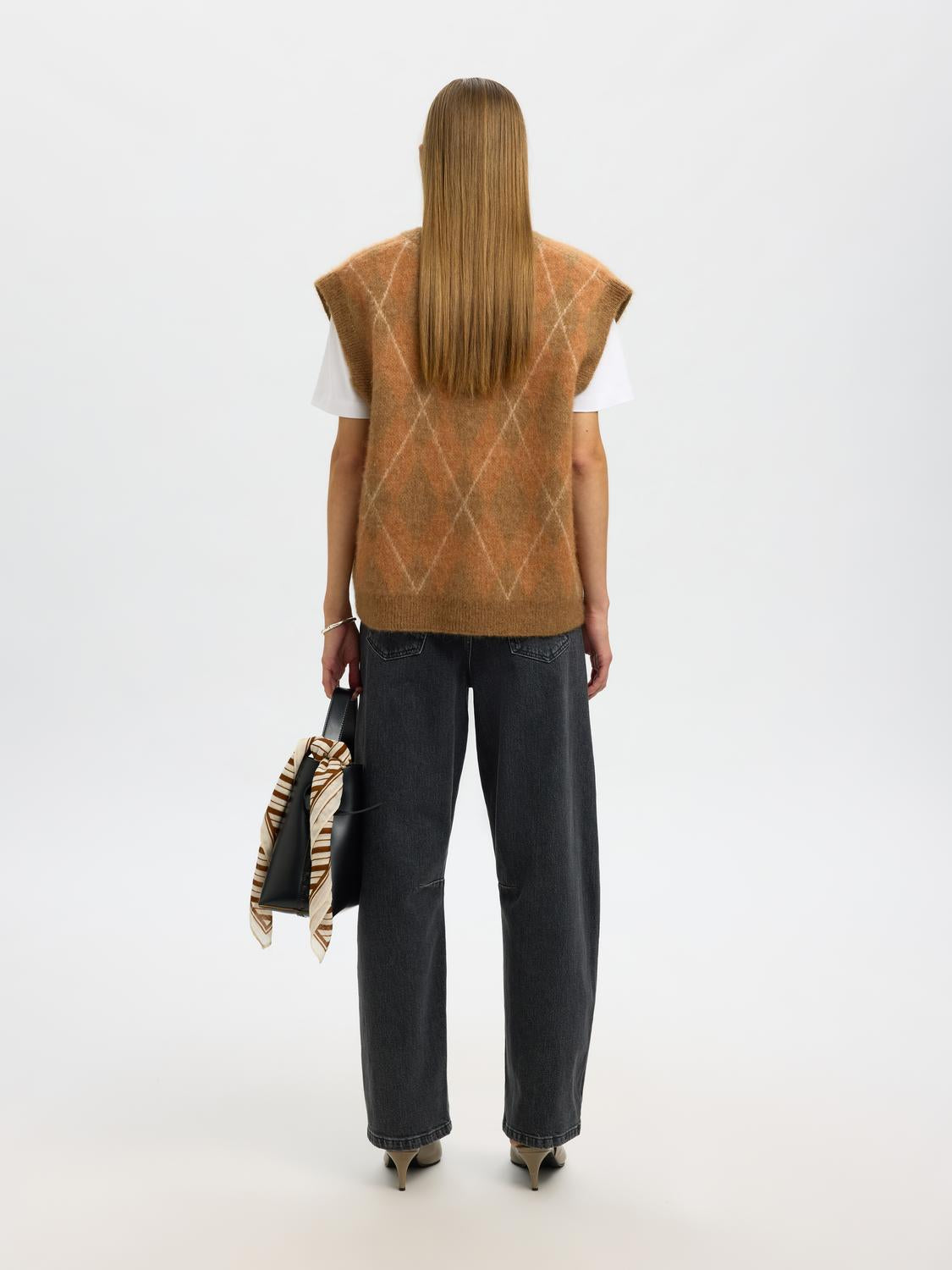 model_shot-back