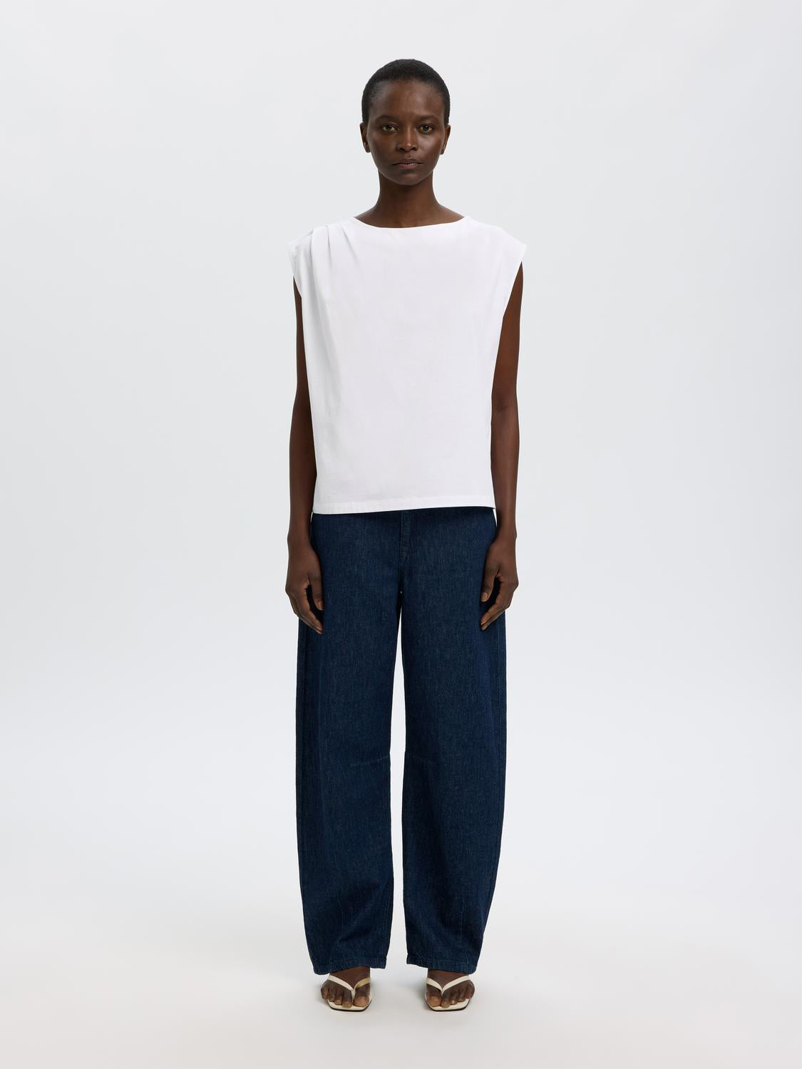 model_shot-front_full