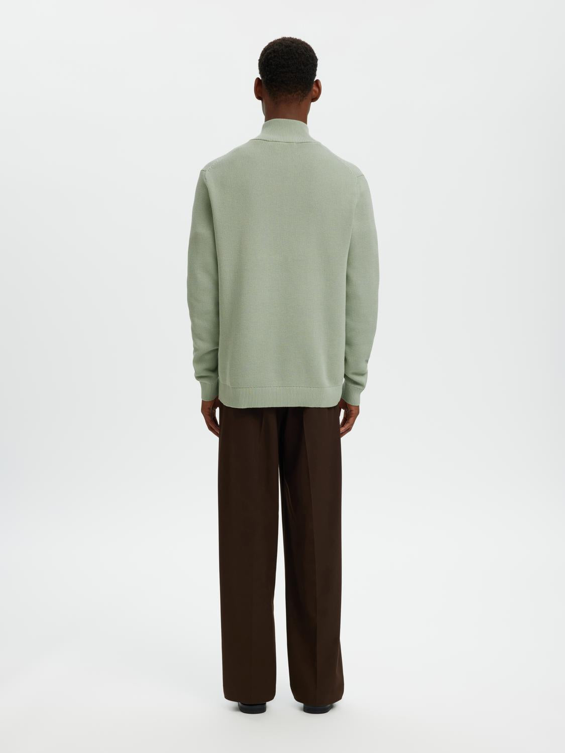 model_shot-back