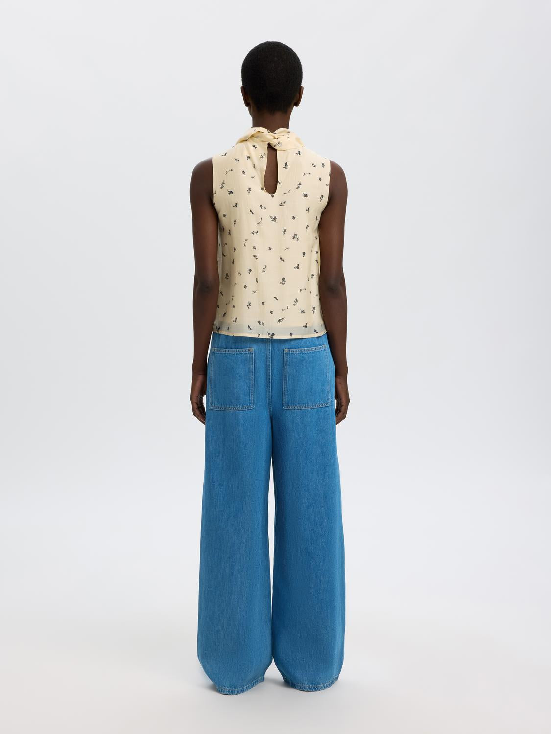 model_shot-back
