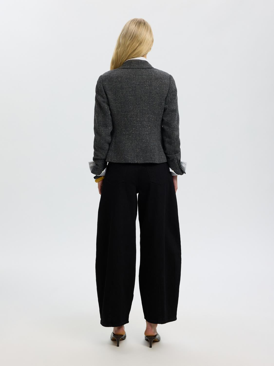 model_shot-back