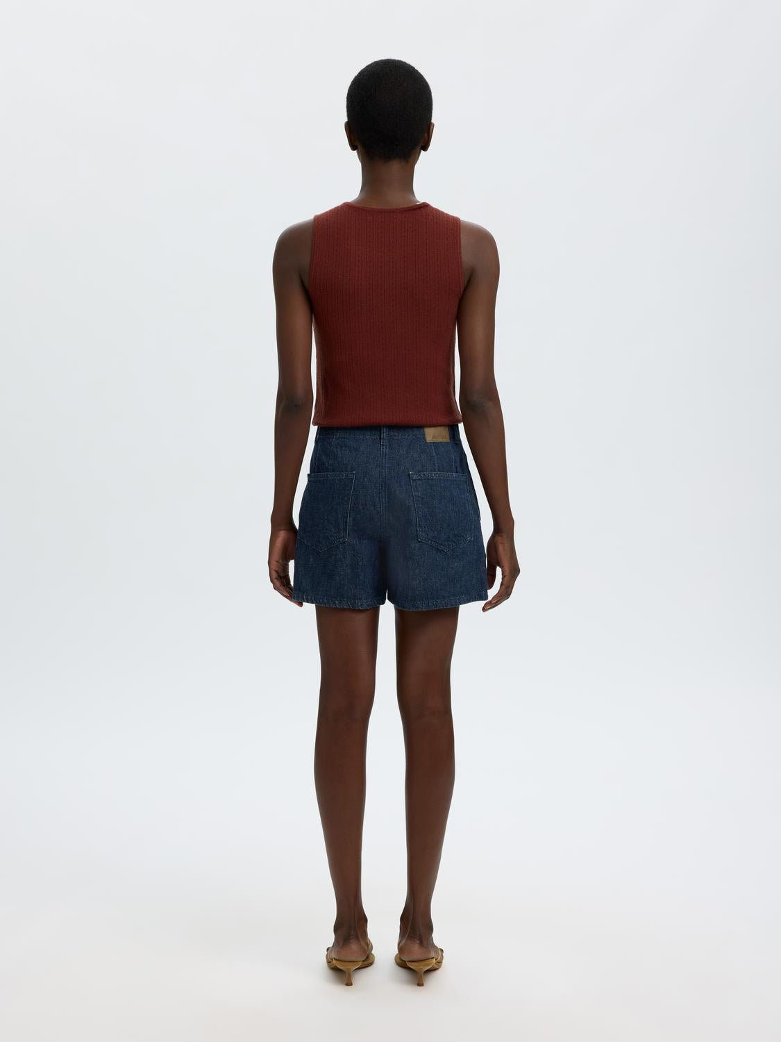 model_shot-back