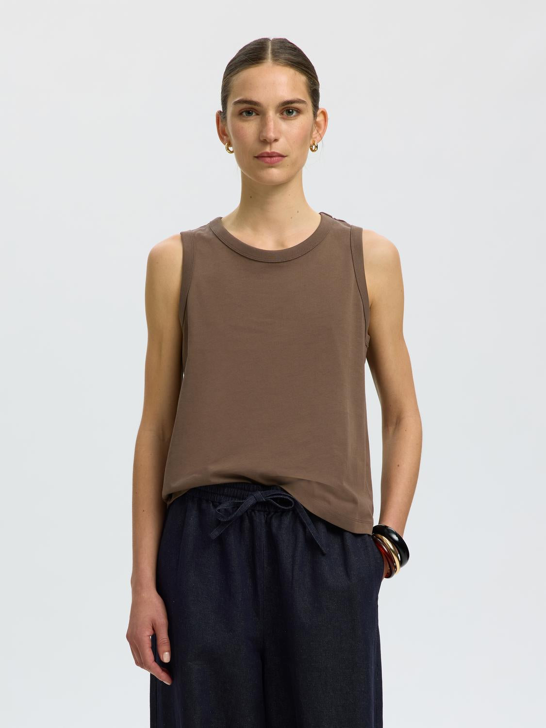 model_shot-front