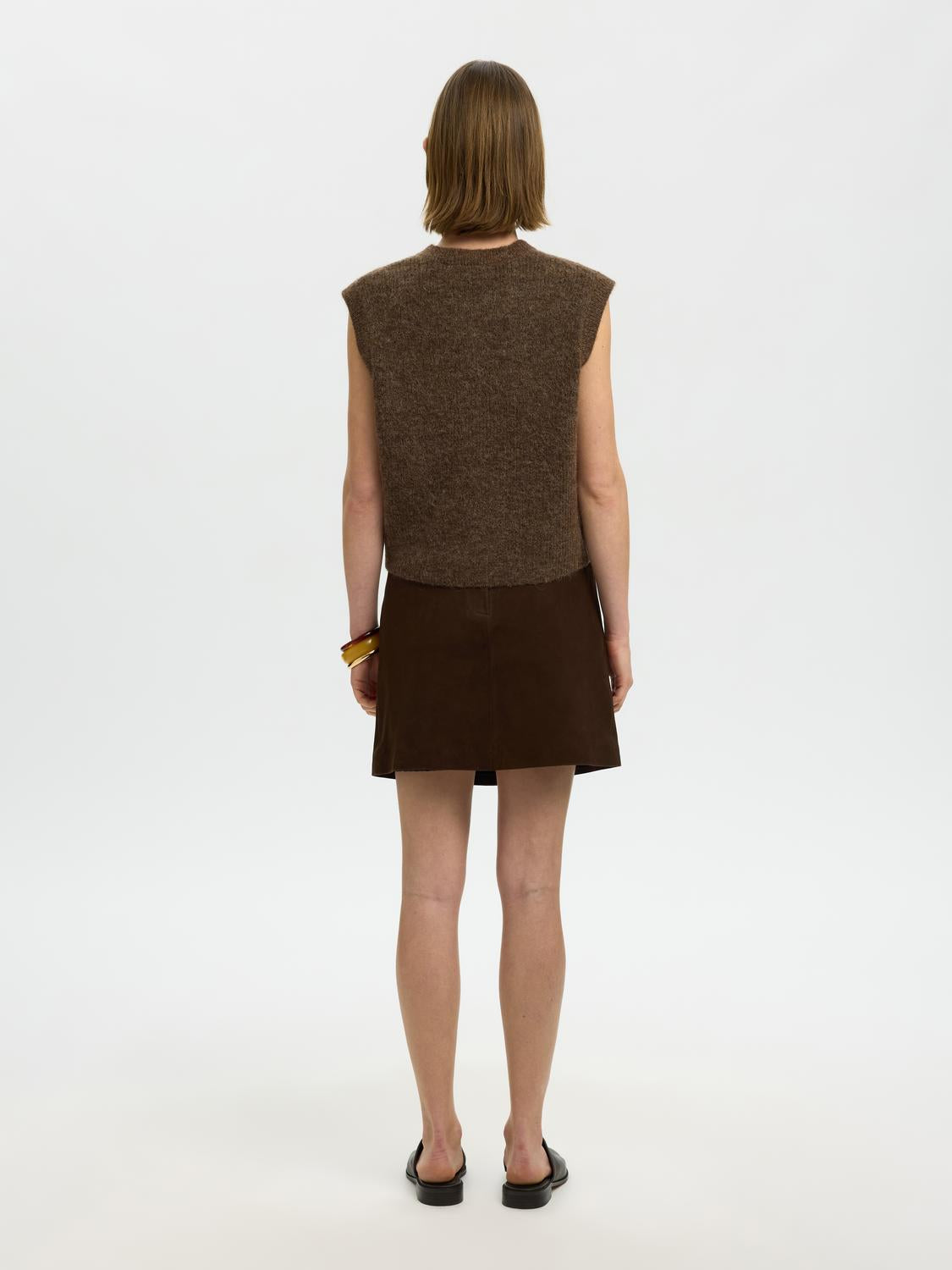 model_shot-back