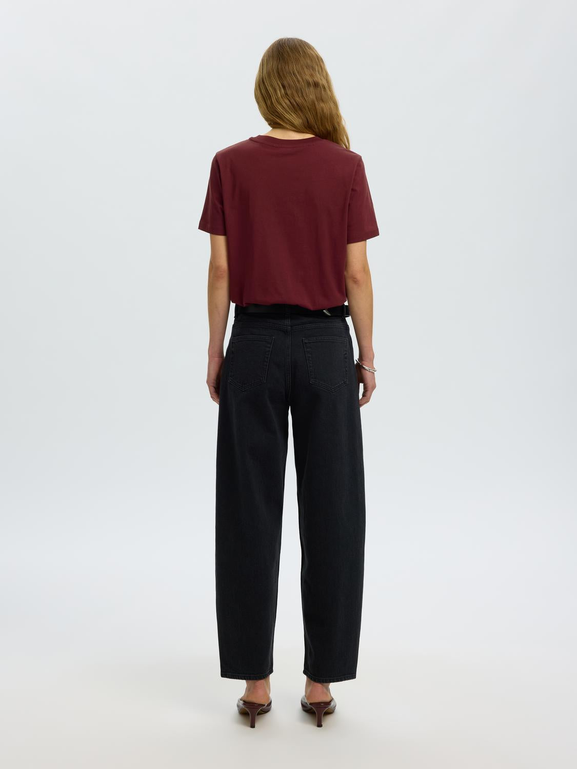 model_shot-back