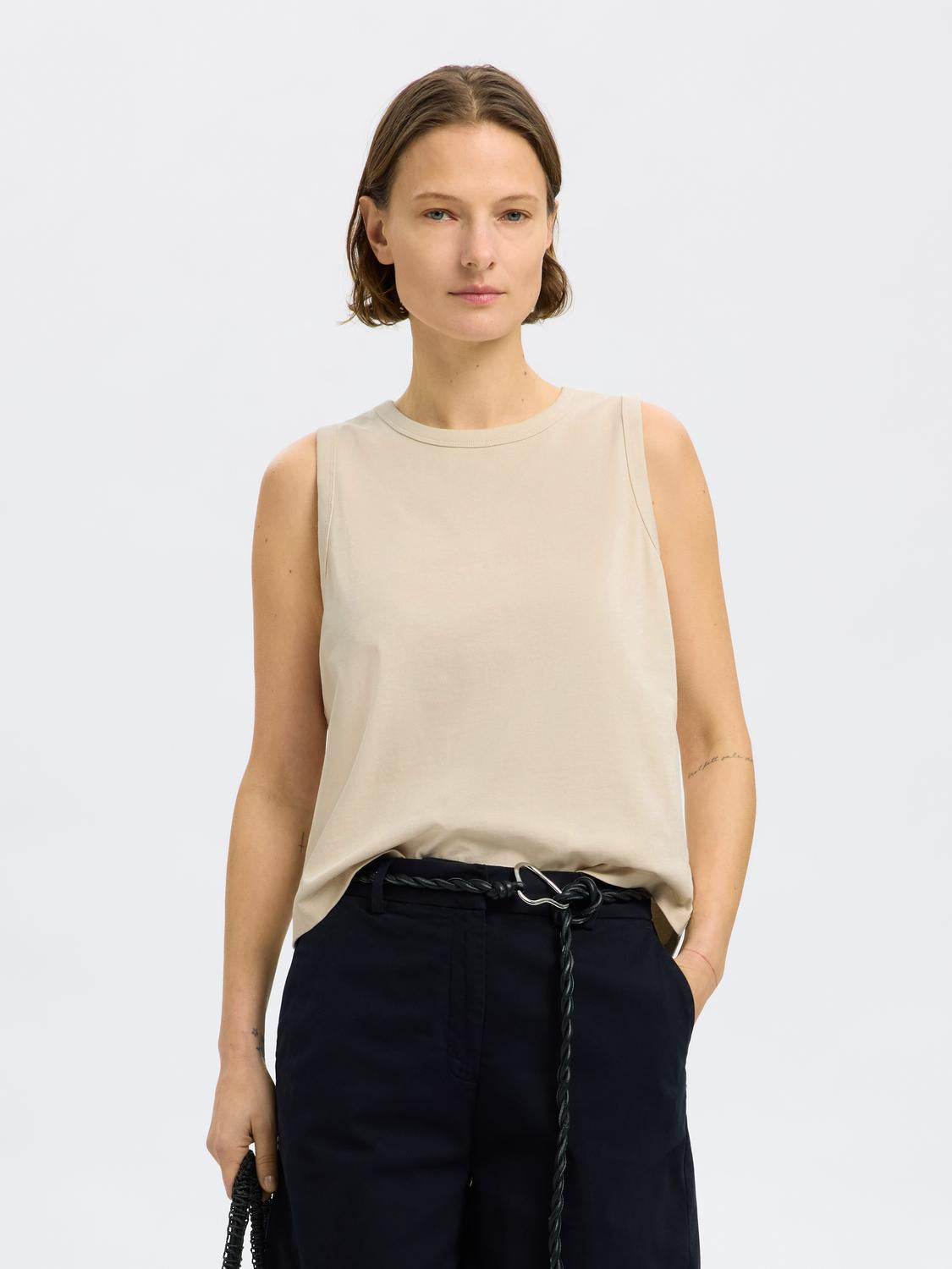 model_shot-front