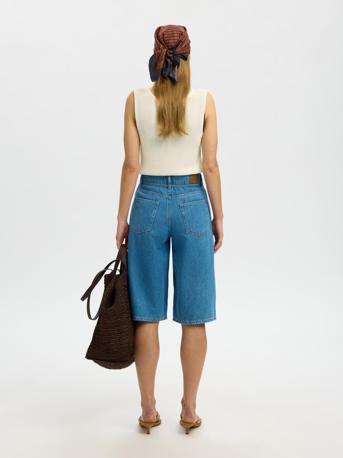model_shot-back