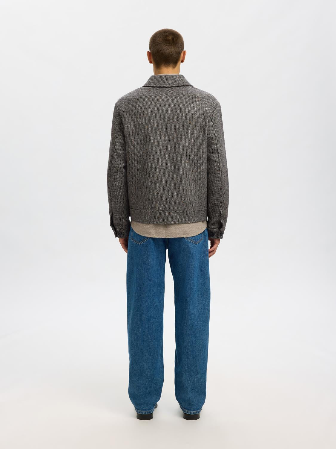 model_shot-back