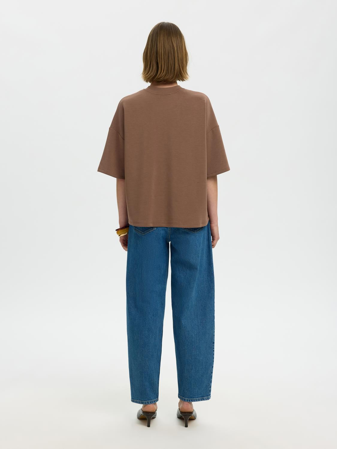 model_shot-back