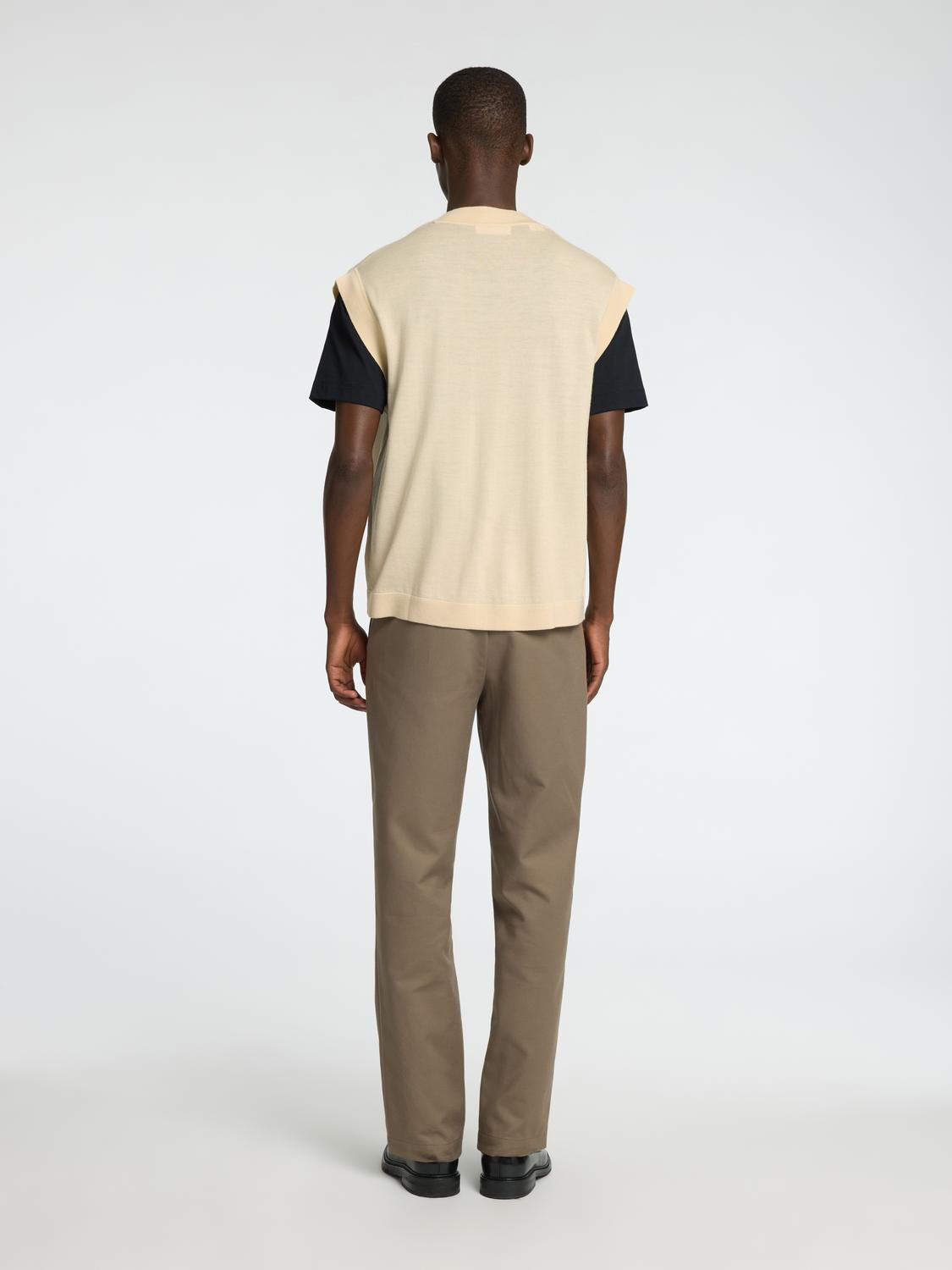 model_shot-back