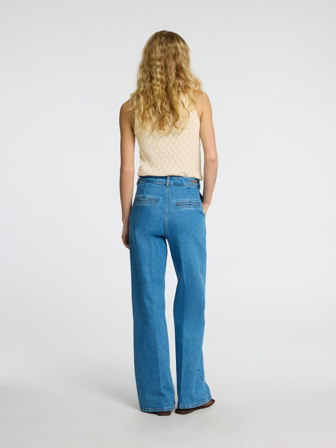 model_shot-back