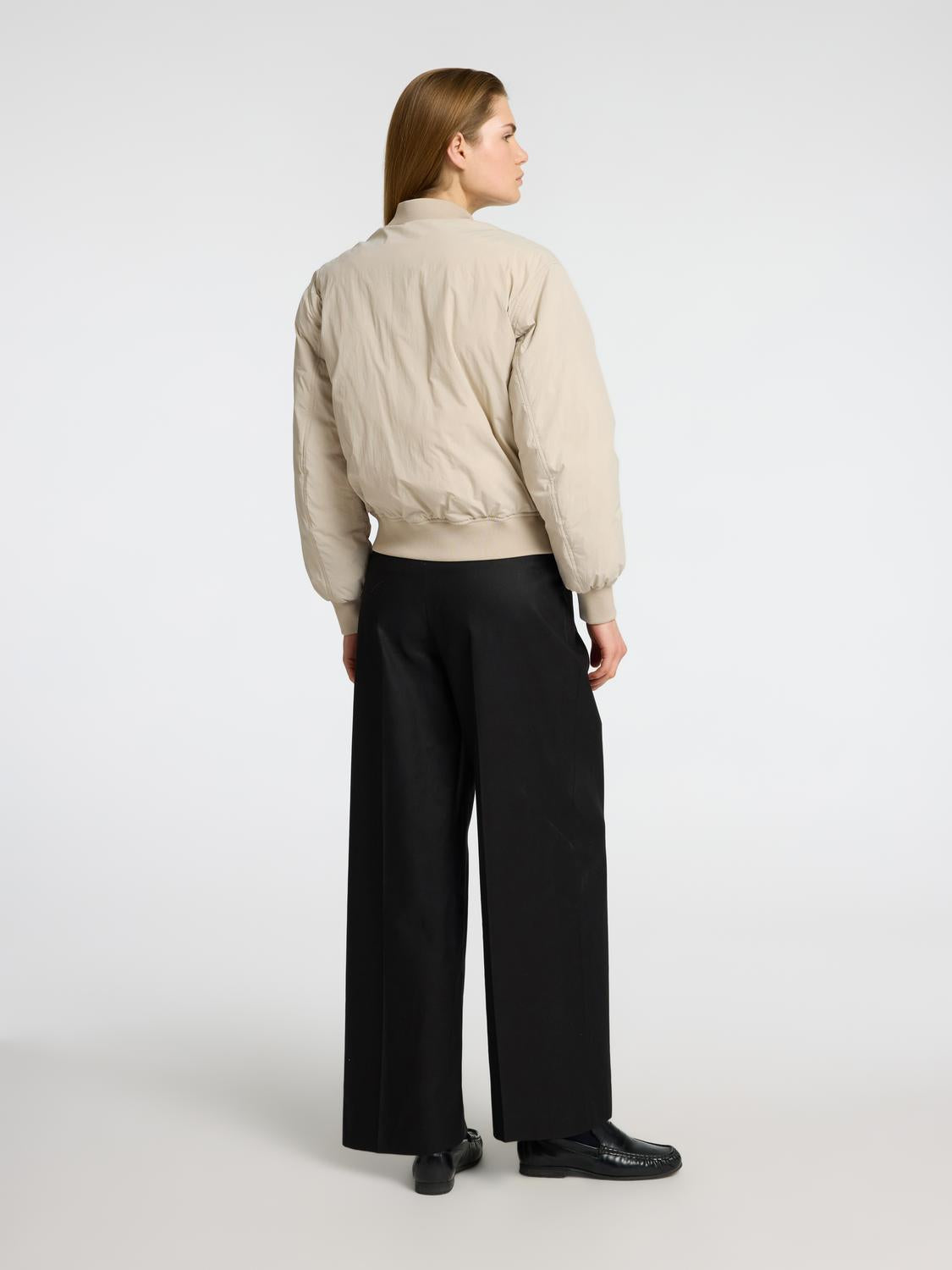 model_shot-back
