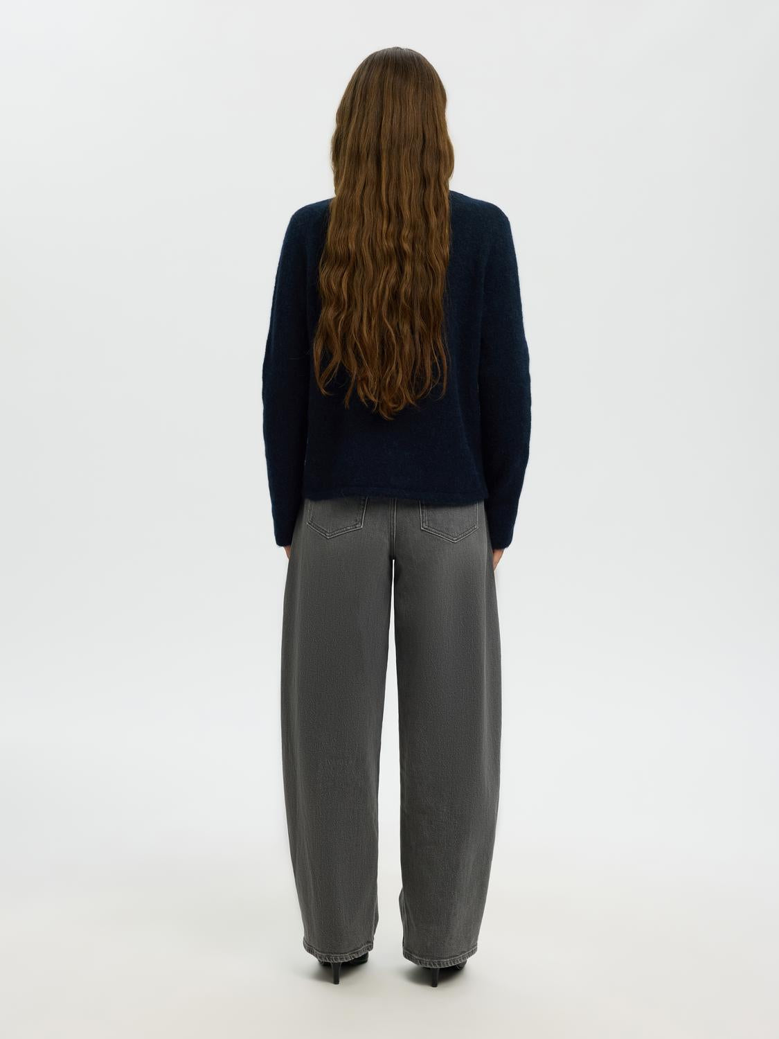 model_shot-back