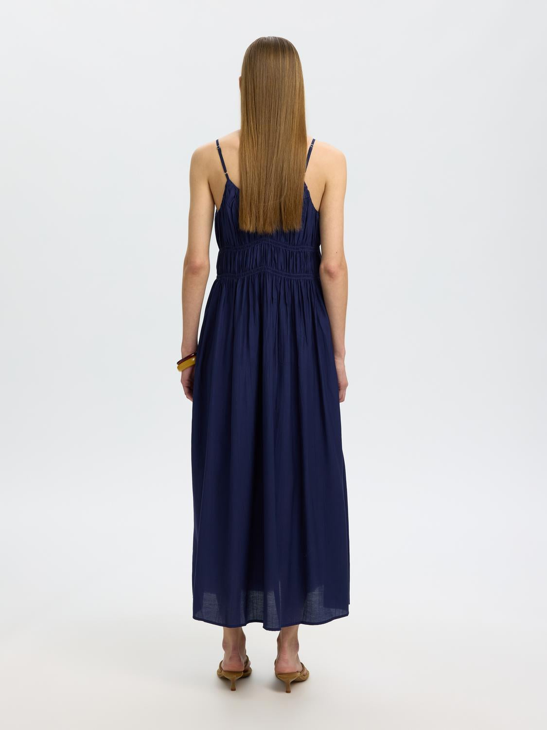 model_shot-back