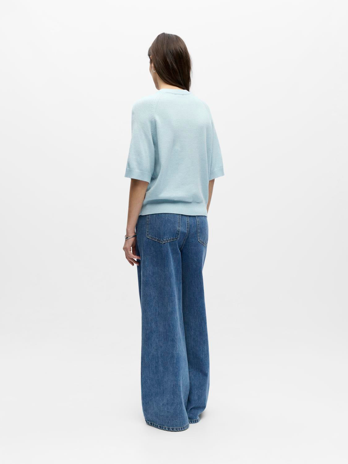 model_shot-back